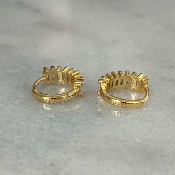 Gold Thick Crystal Stacked Huggie Hoop Earrings 

Brand New - Picture 4 of 4